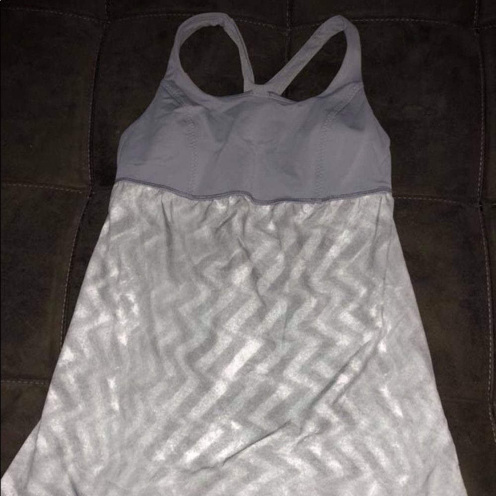 GUC Lululemon size 6 gray chevron tank.
